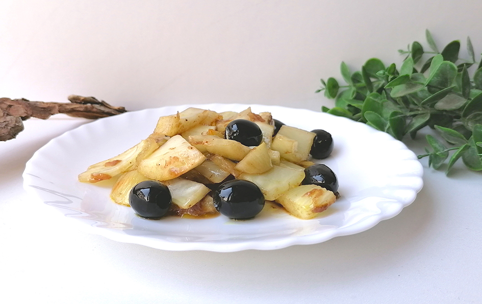 Insalata di finocchi e olive nere impreziosita da crema di cipolla rossa e aceto balsamico TubeORIGINAL